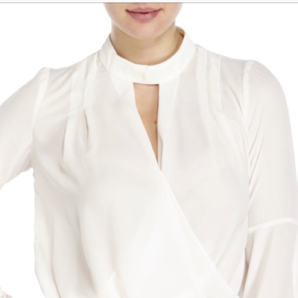 💎White keyhole blouse with mock neckline